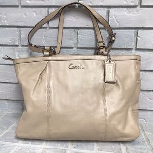 COACH Leather Shoulder bag with adjustable straps.
In a champagne colour.